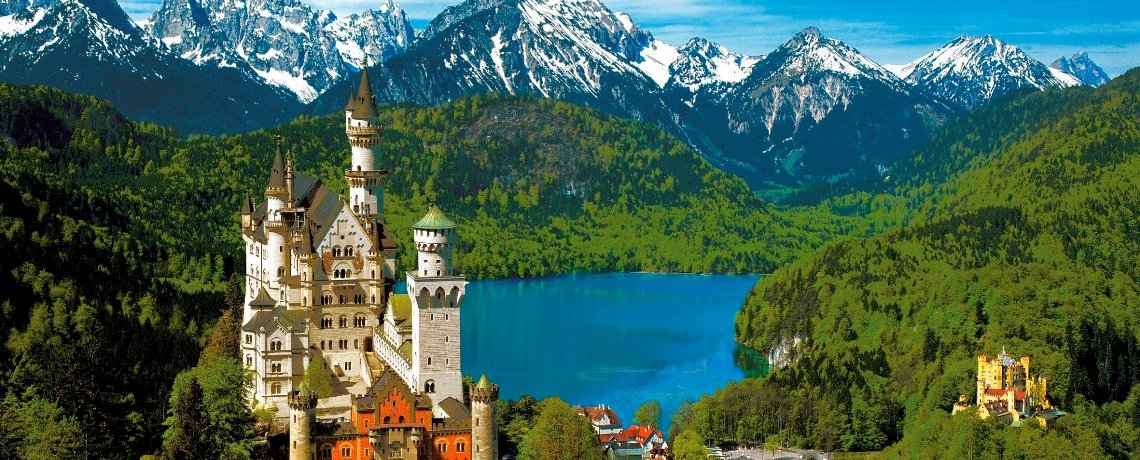 Schloss Neuschwanstein von König Ludwig mit Bergen im Hintergrund