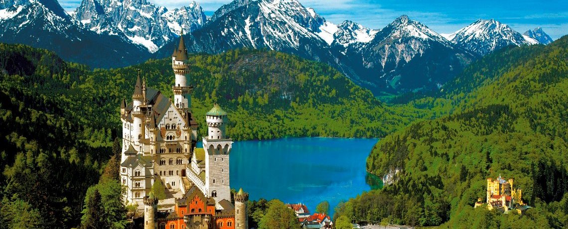 Schloss Neuschwanstein von König Ludwig mit Bergen im Hintergrund