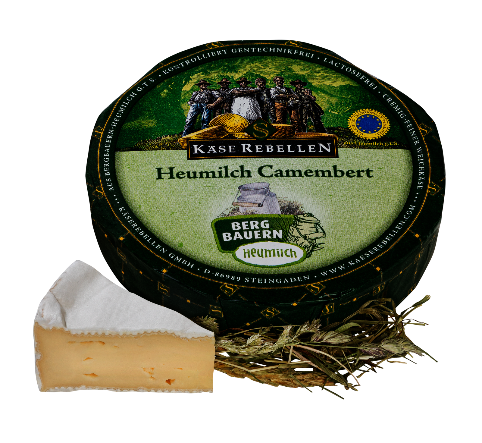 Camembert verpackt in eine nachhaltige Folie. Davor ein Stück heruntergeschnitten.