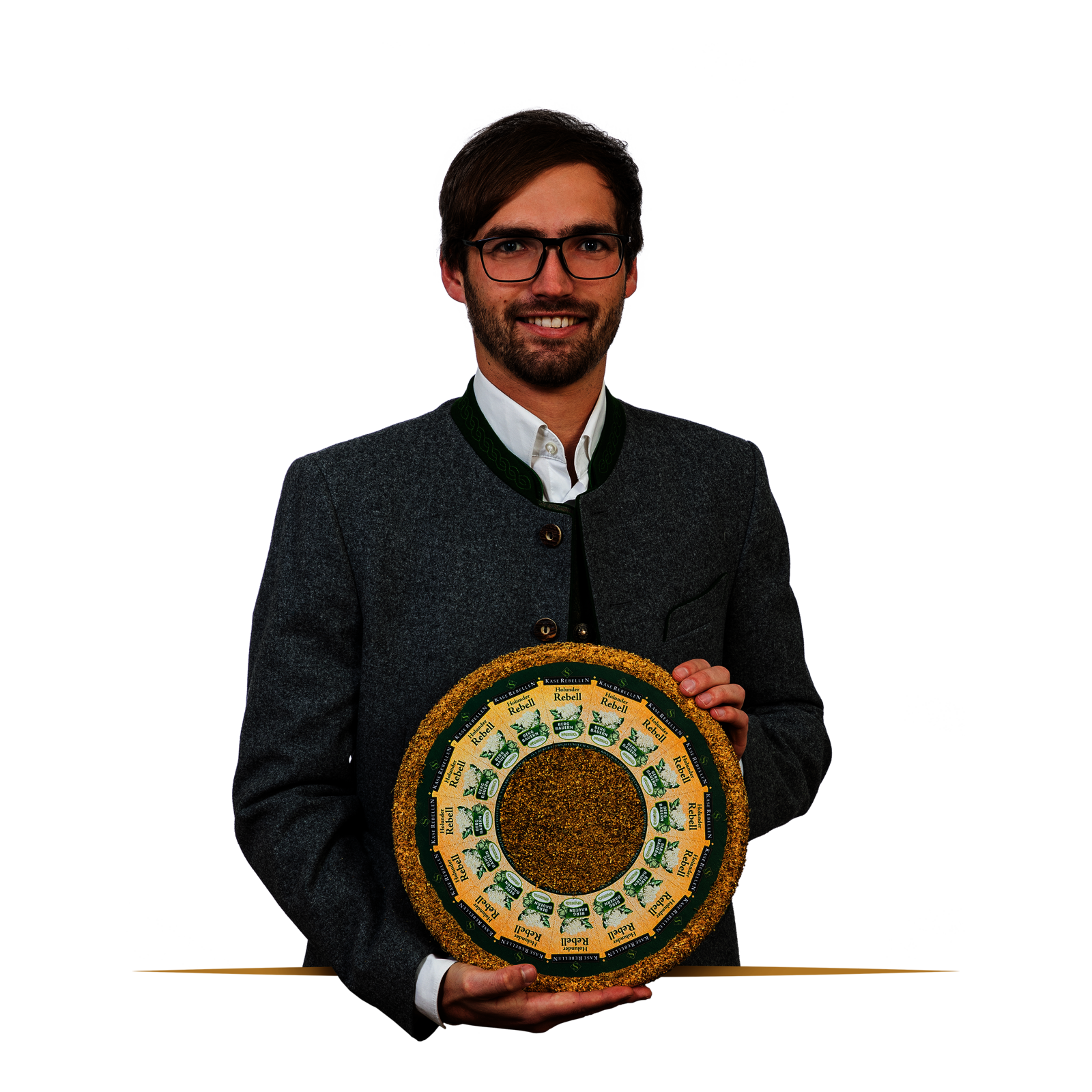Lachender Mensch in Tracht mit einem Laib Käse in der Hand.