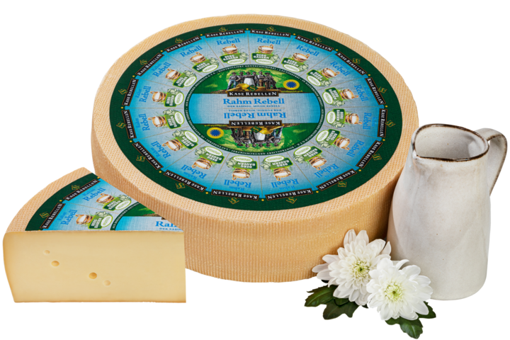 milder, sahniger Käse mit Milchkanne und Blumen verziert