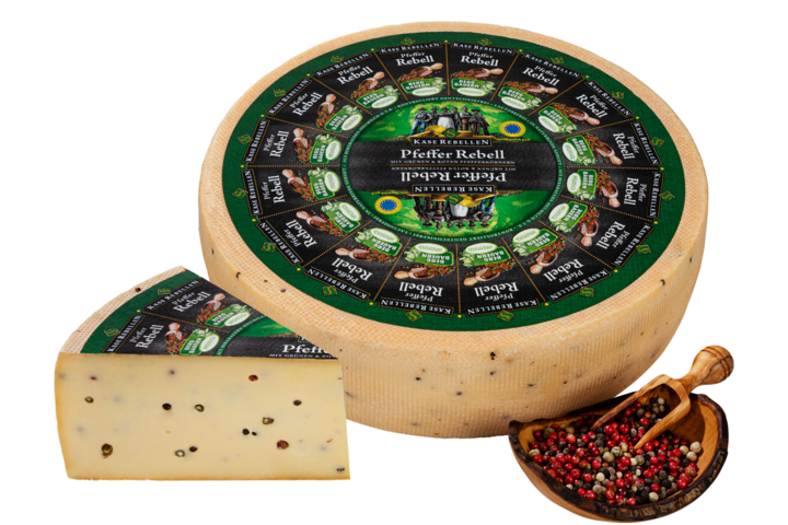 Käse mit Pfefferkörnern verziert