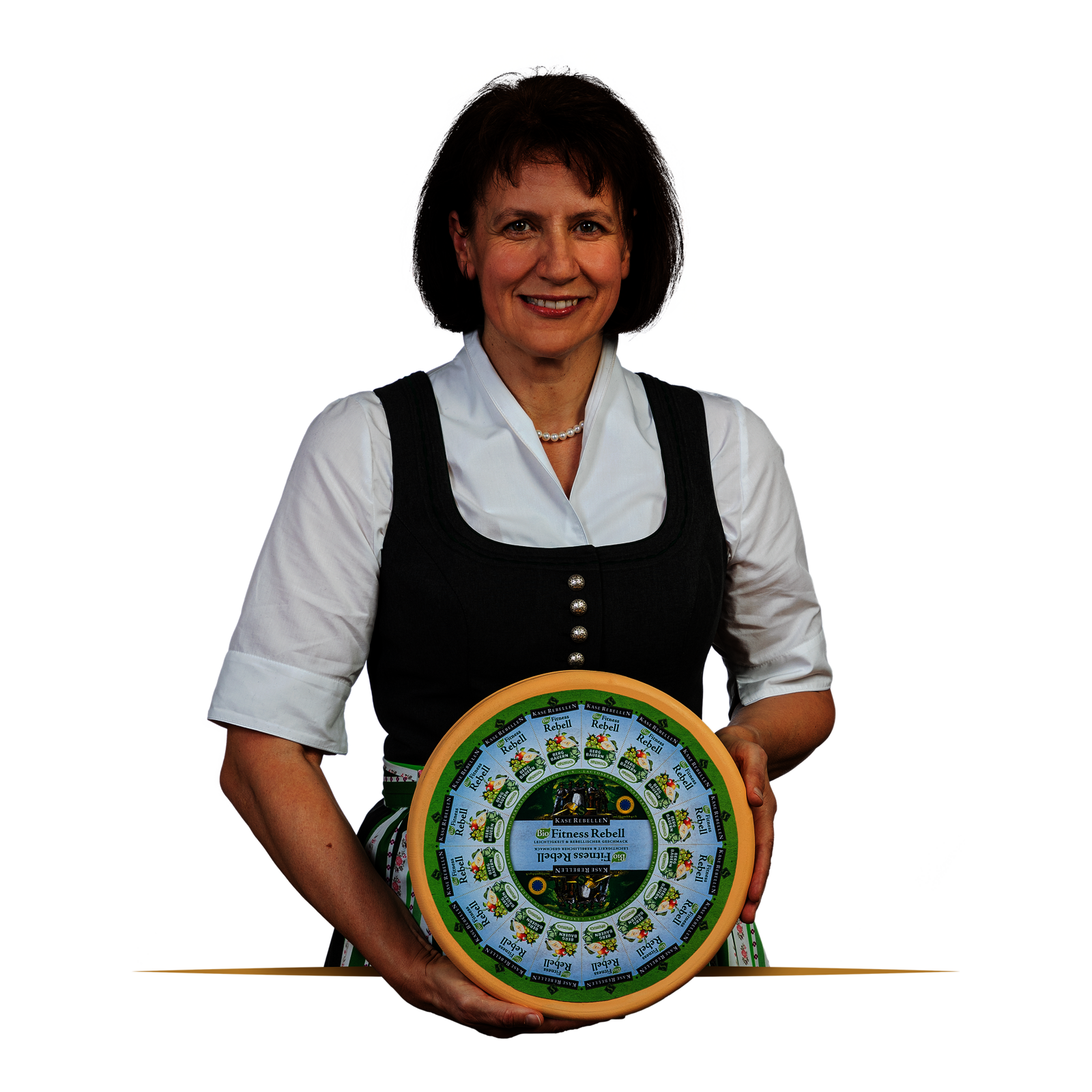 Lachende Frau in Dirndl mit einem Laib Käse in der Hand.