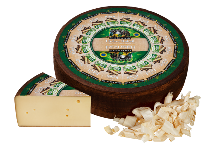 Käse mit Holzrinde und Sägespäne verziert