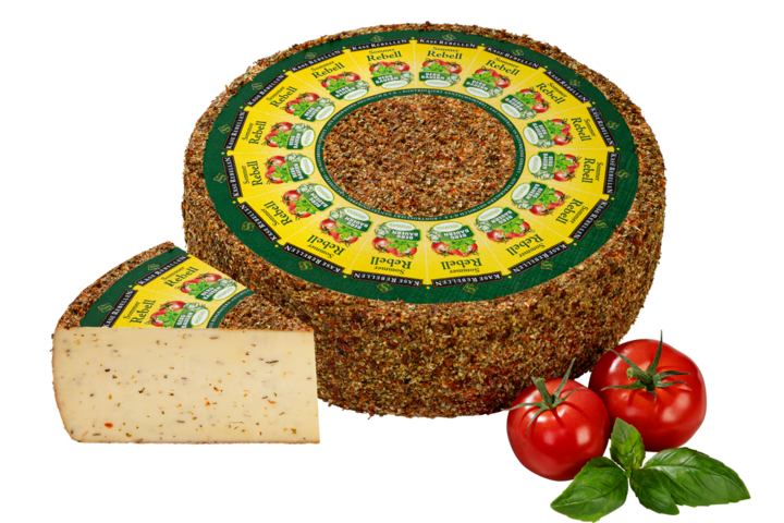 Schnittkäse mit Tomate und Basilikum verziert mit zwei Tomaten