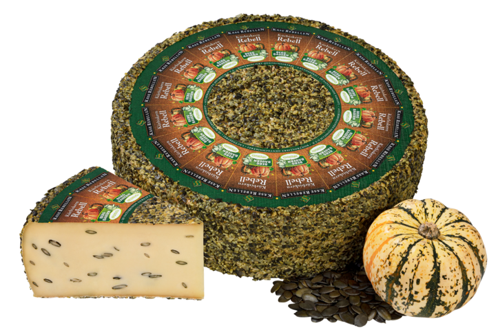 Schnittkäse mit Kürbiskernen verziert mit einem Kürbis und affiniert mit Kürbiskernen