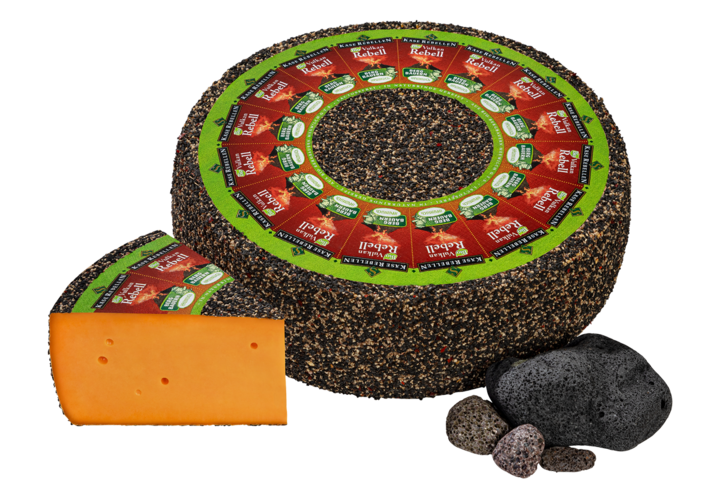 Bio Vulkan Schnittkäse verfeinert mit Karottensaft und umhüllt mit Schwarzkümmel, Pfeffer und Chili