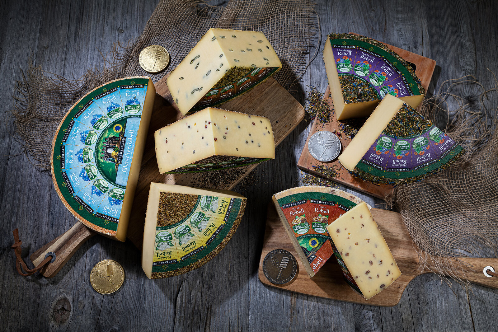 Viele cremige Schnittkäse auf rustikalen Holzbrettern verziert mit Heu.