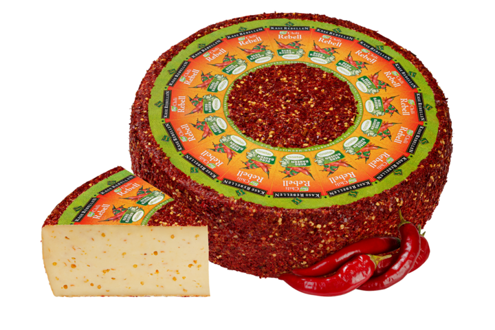 Scharfer Bio Schnittkäse umhüllt mit Chili
