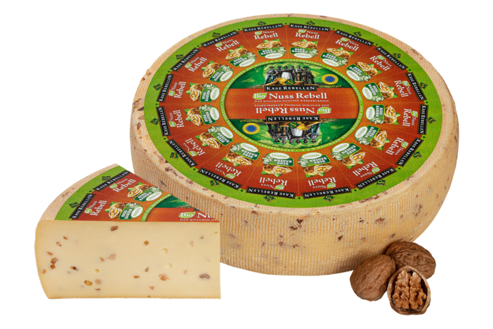 Cremiger Bio Schnittkäse mit Nüssen im Käseteig