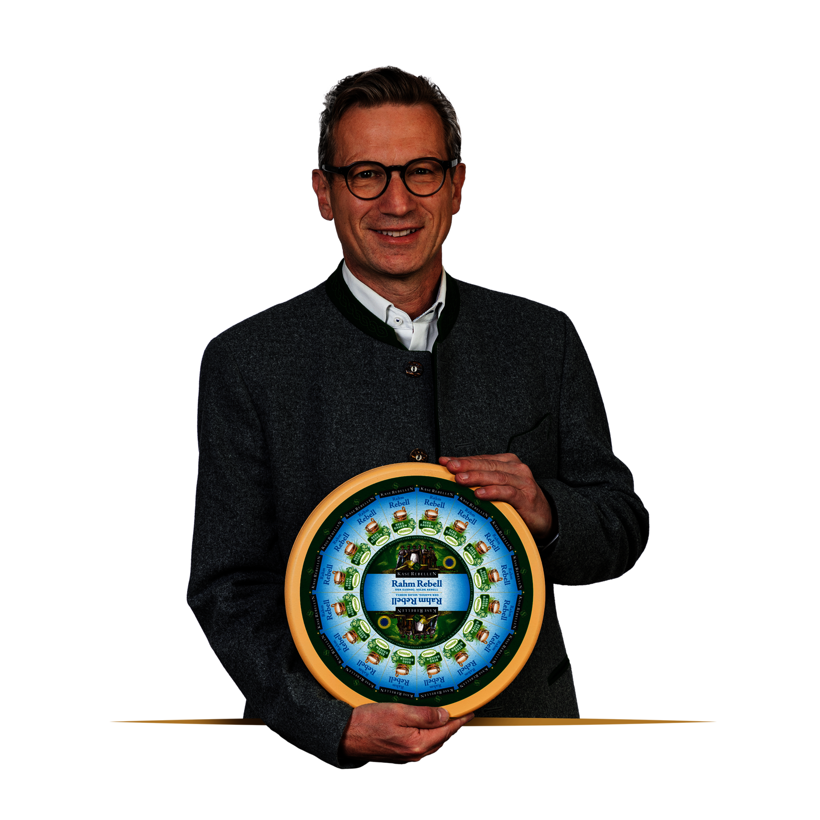 Lachender Mensch in Tracht mit einem Laib Käse in der Hand.