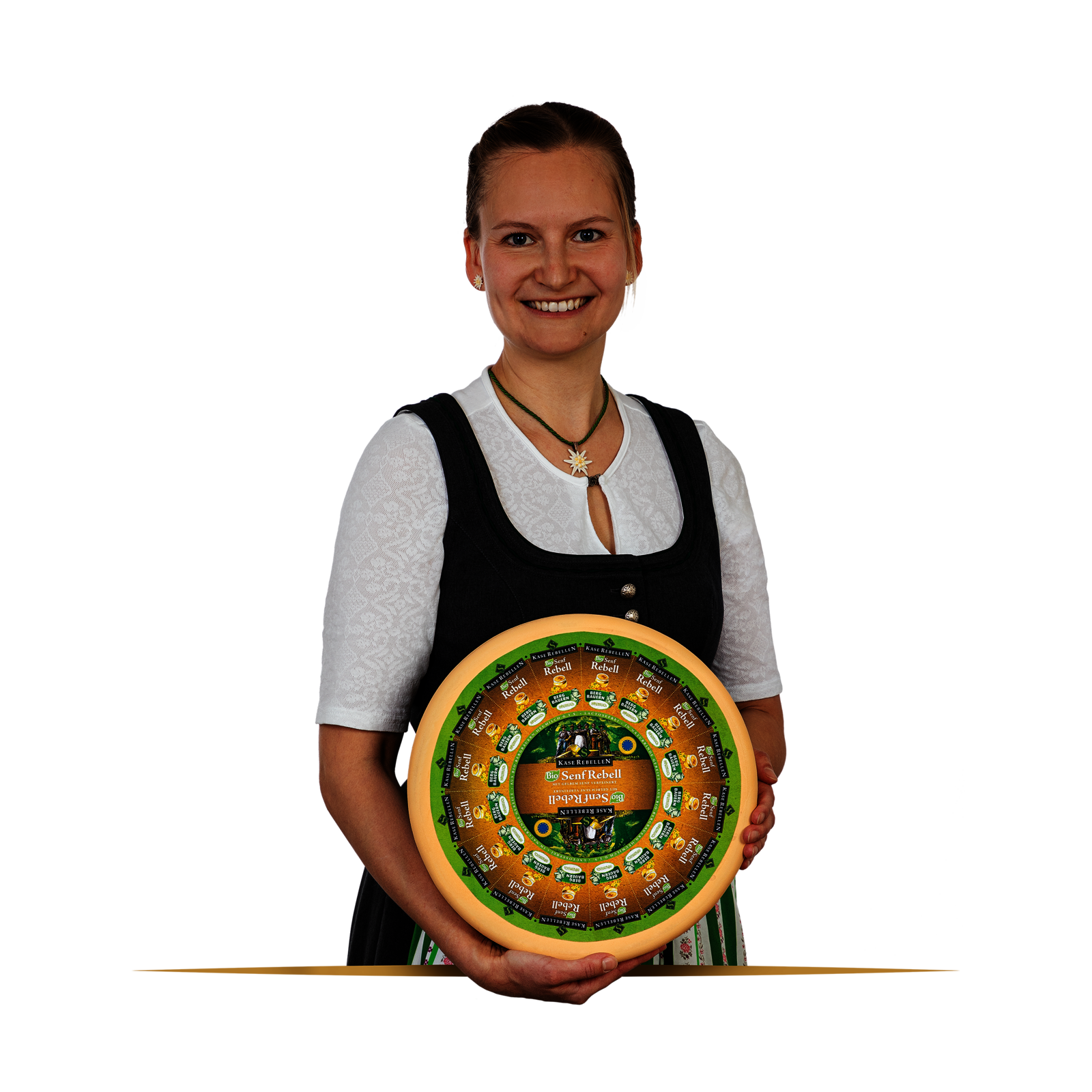 Lachende Frau in Dirndl mit einem Laib Käse in der Hand.