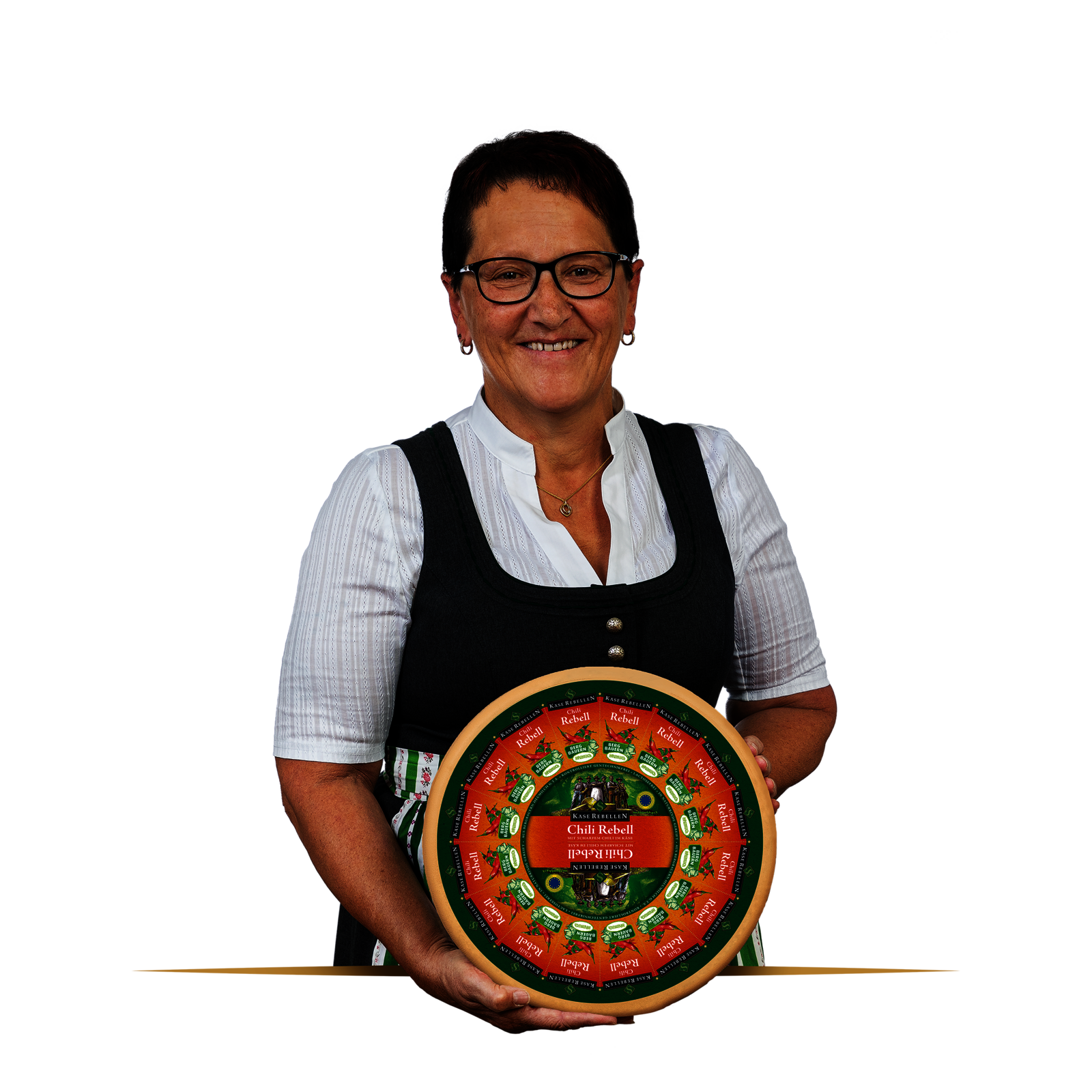 Lachende Frau in Dirndl mit einem Laib Käse in der Hand.