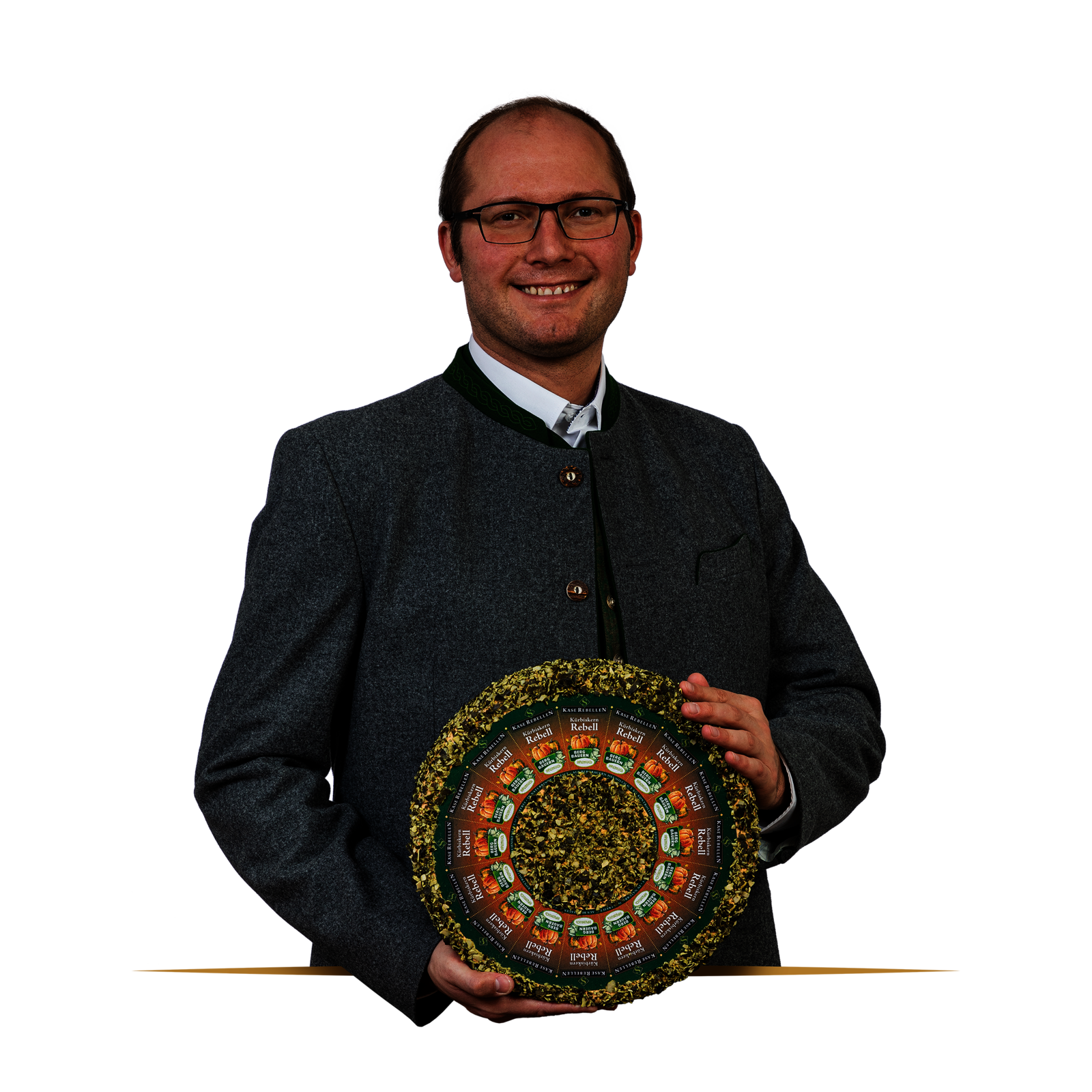 Lachender Mensch in Tracht mit einem Laib Käse in der Hand.