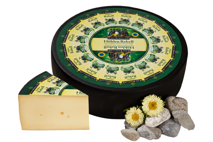 Hartkäse mit Steinen und Blumen verziert