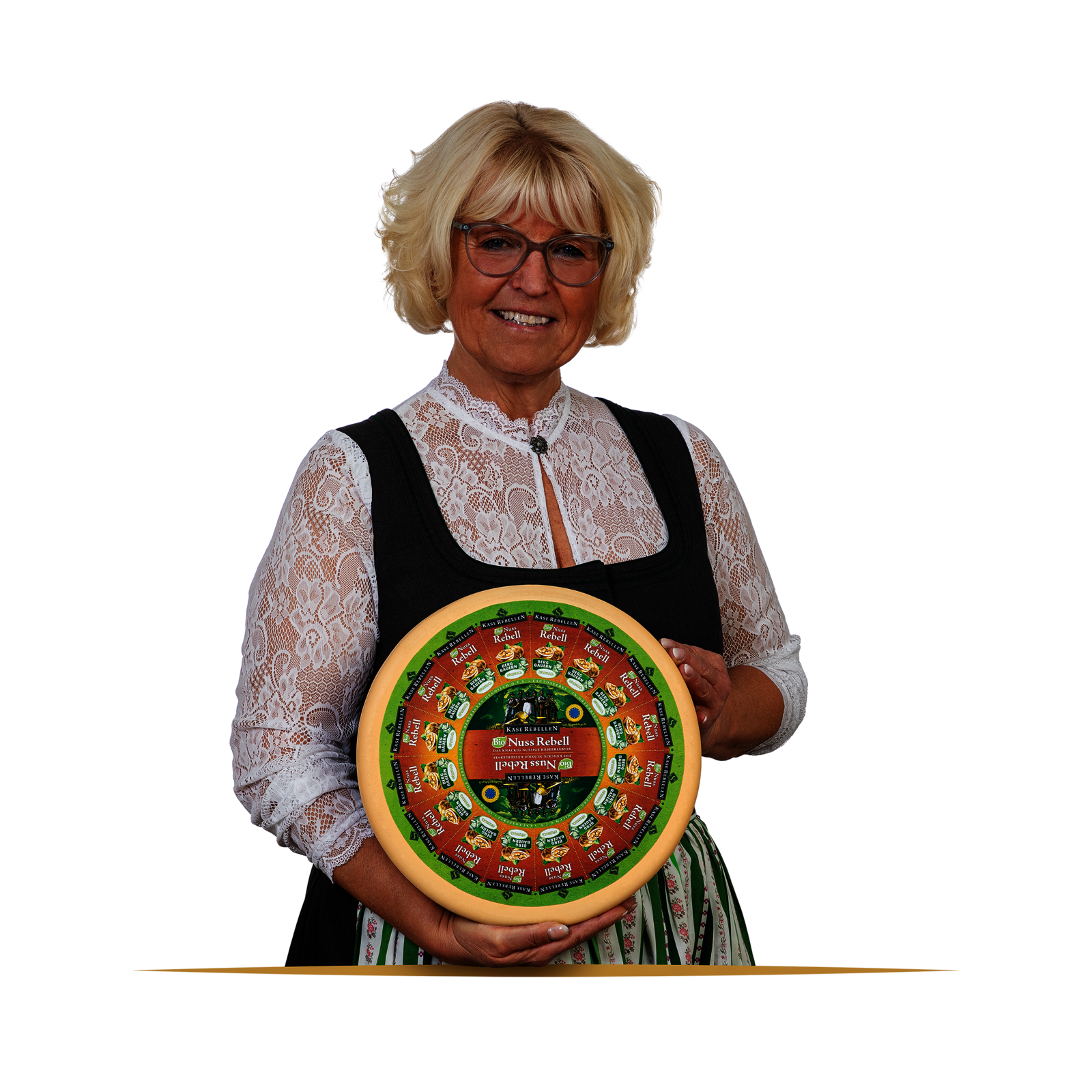 Lachende Frau in Dirndl mit einem Laib Käse in der Hand.