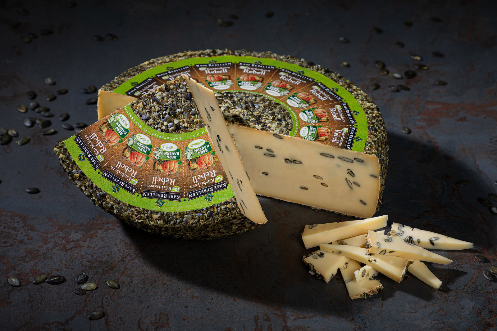 Cremiger Schnittkäse mit Kürbiskernen im Käseteig.