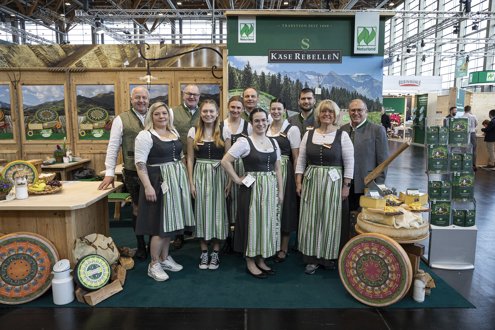 Käserebellen auf der Biofach in Nürnberg. Lachende Menschen in Tracht. BioFach. Nürnberg.