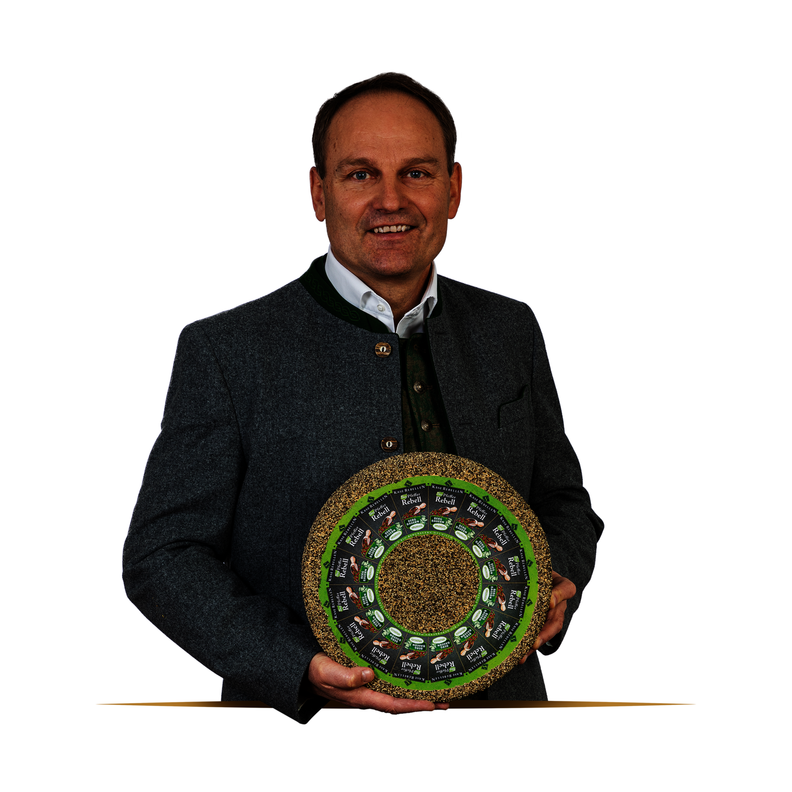 Lachender Mensch in Tracht mit einem Laib Käse in der Hand.