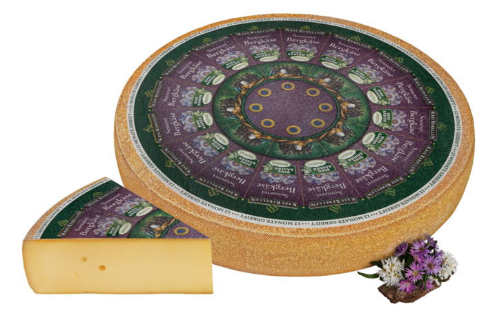 Bergkäse 12 Monate gereift verziert mit Blumen