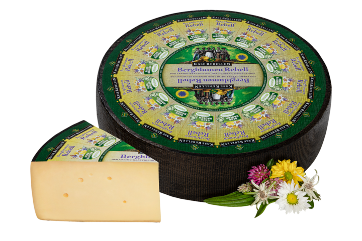 Käse mit Bergblumen verziert