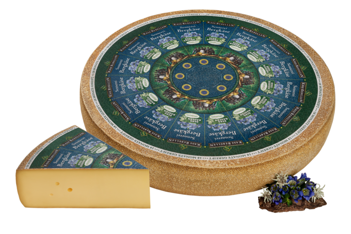 Alter Bergkäse verziert mit Blumen