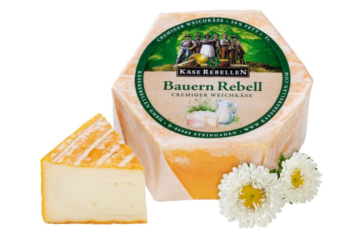 cremiger Bauernkäse mit Blumen verziert