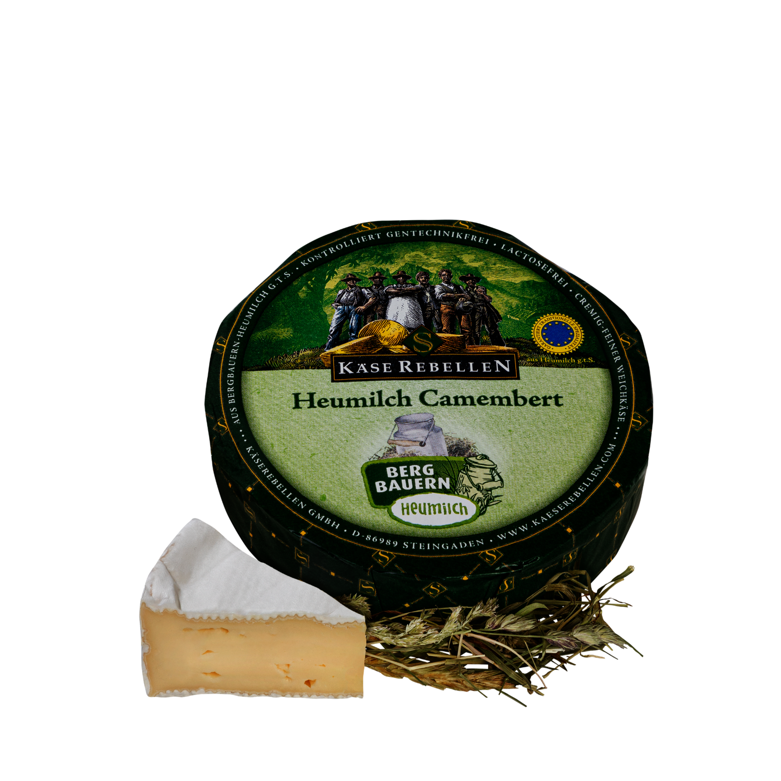 Cremiger Camembert verpackt in nachhaltige Folie. Davor ein Stück Camembert verziert mit Heu.