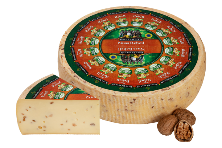 Schnittkäse mit Walnüssen im Käseteig