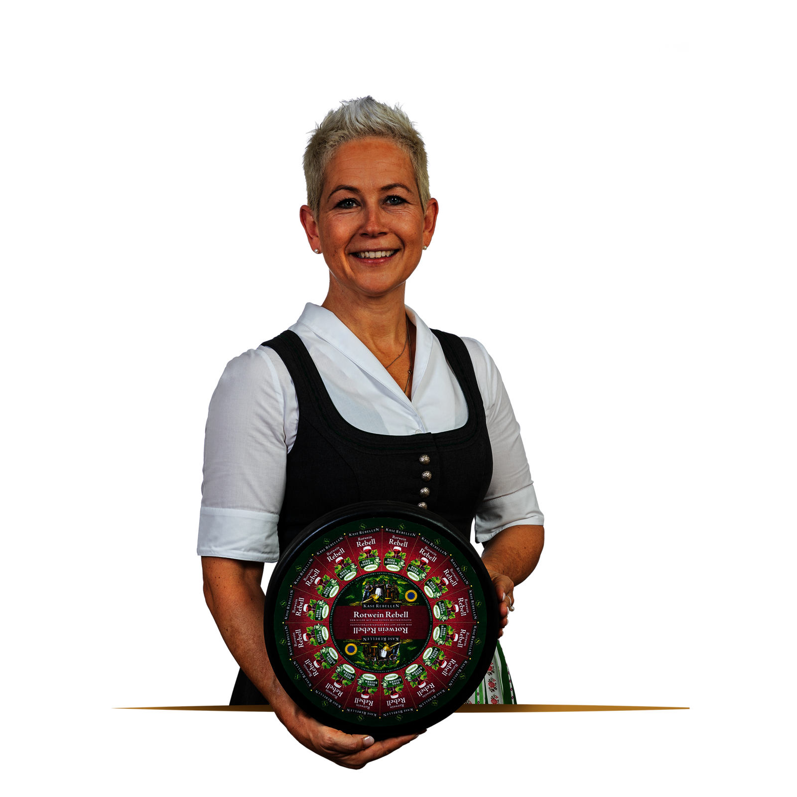 Lachende Frau in Dirndl mit einem Laib Käse in der Hand.