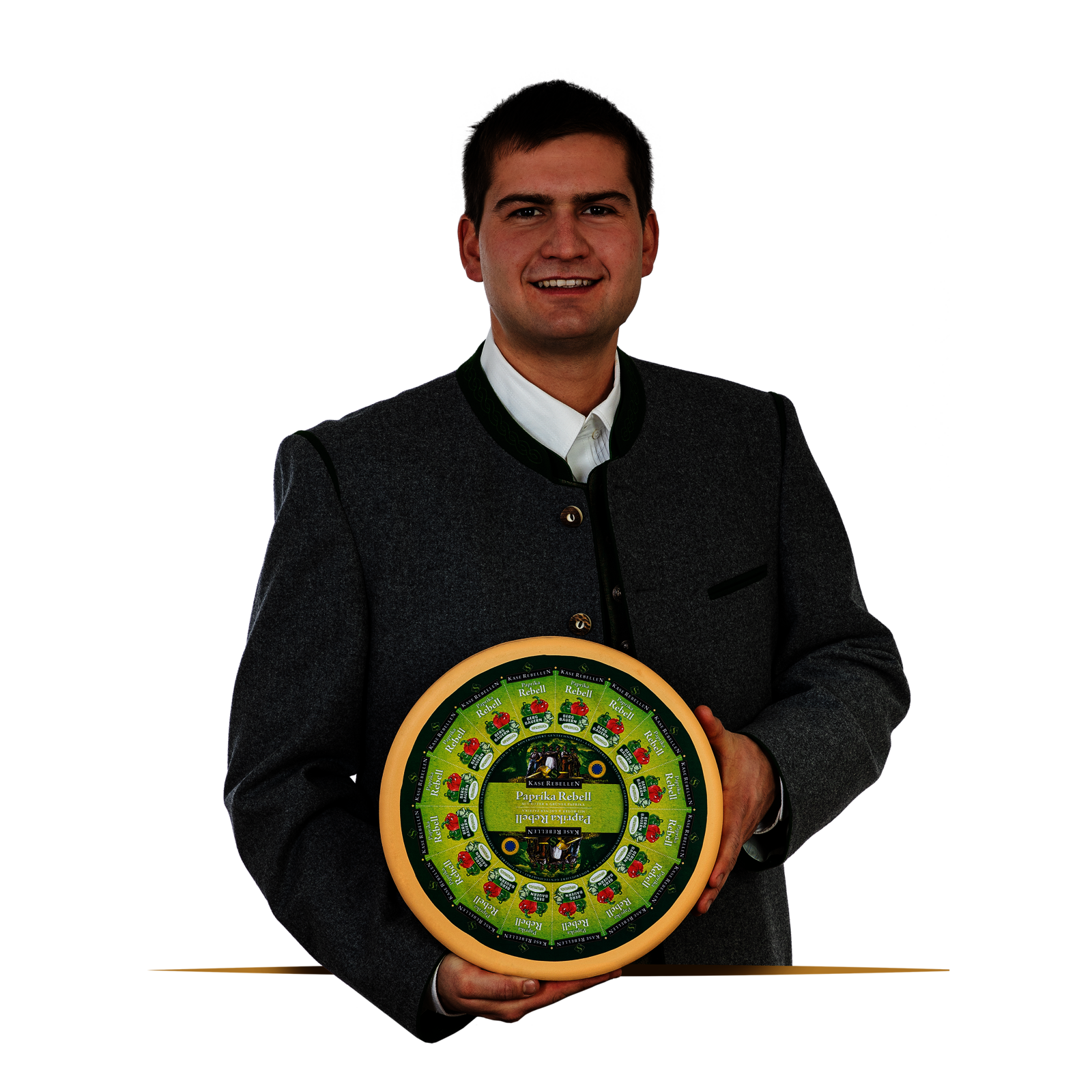 Lachender Mensch in Tracht mit einem Laib Käse in der Hand.