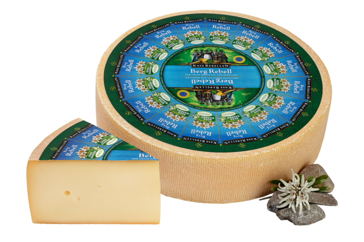 cremiger Bergkäse mit Steinen und Edelweiß