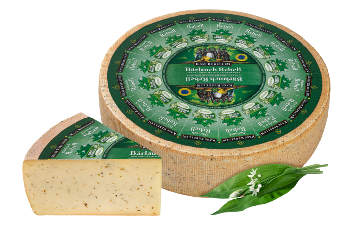 Käse mit Bärlauchblätter im Käseteig