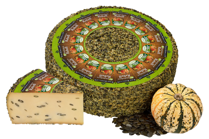 Bio Schnittkäse mit Kürbiskernen im Kästeig