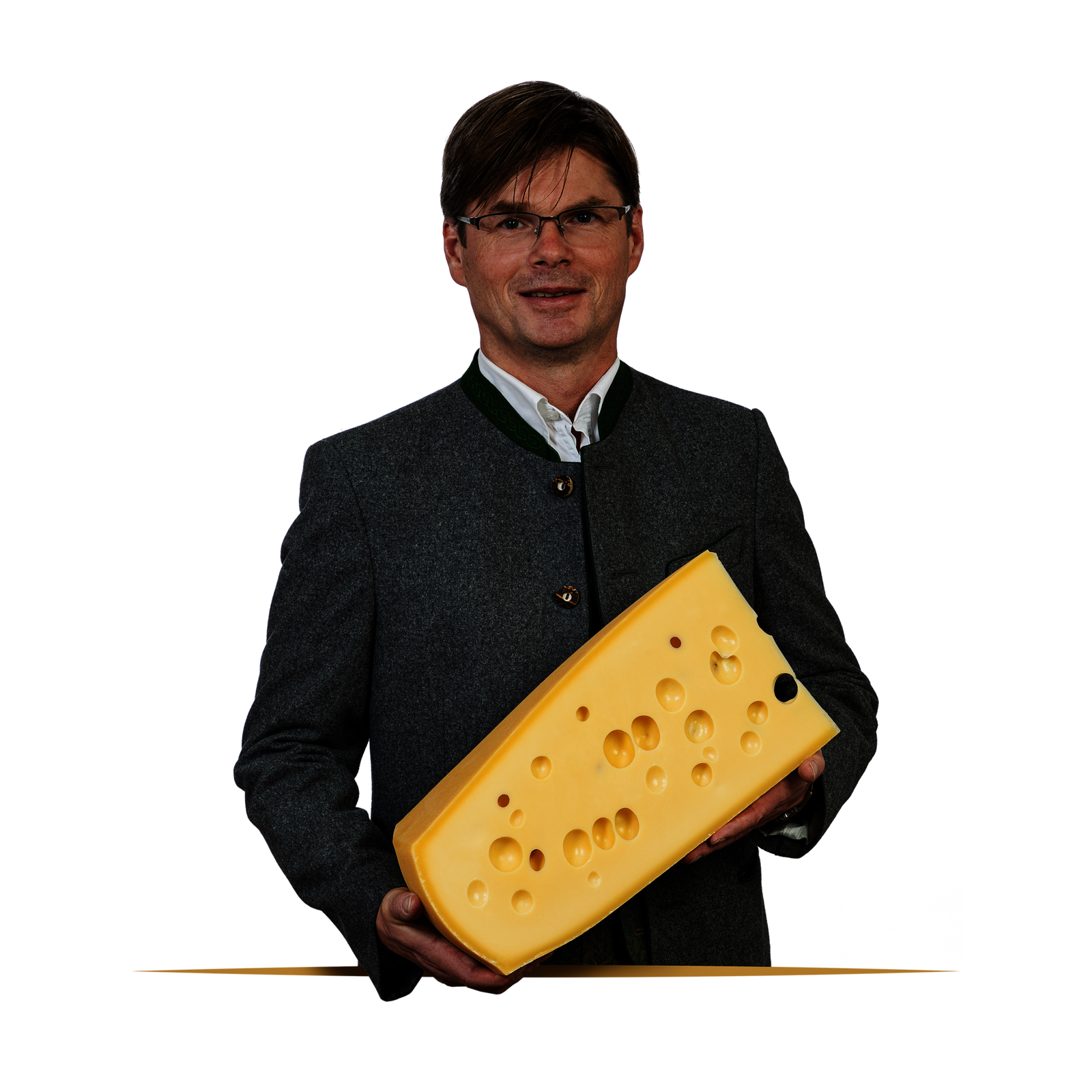 Lachender Mensch in Tracht mit einem Stück Emmentaler in der Hand.