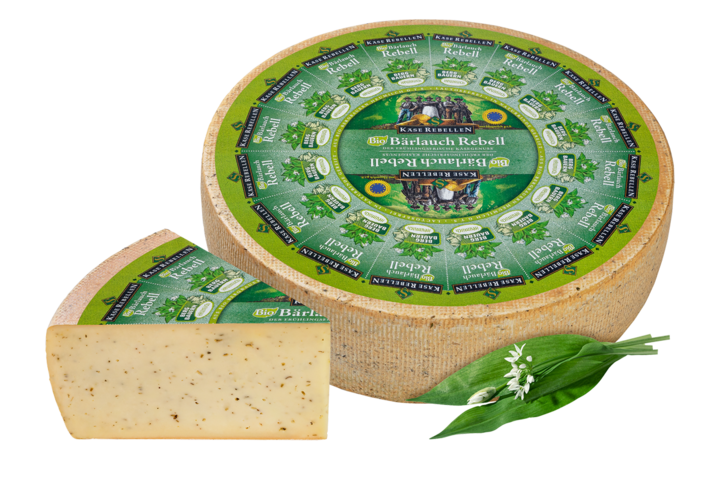 Ganzer Laib Bio Bärlauch Schnittkäse mit Bärlauchblättern im Käseteig