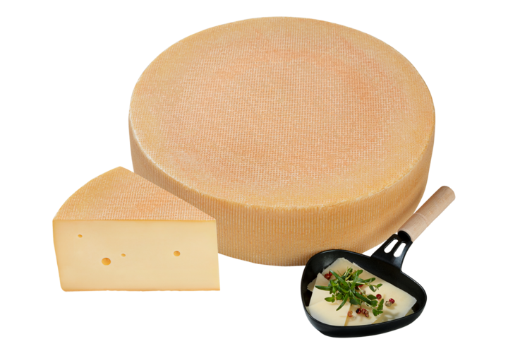 Bio Schnittkäse perfekt geeignet fürs Raclette verziert mit einem Raclettepfännchen