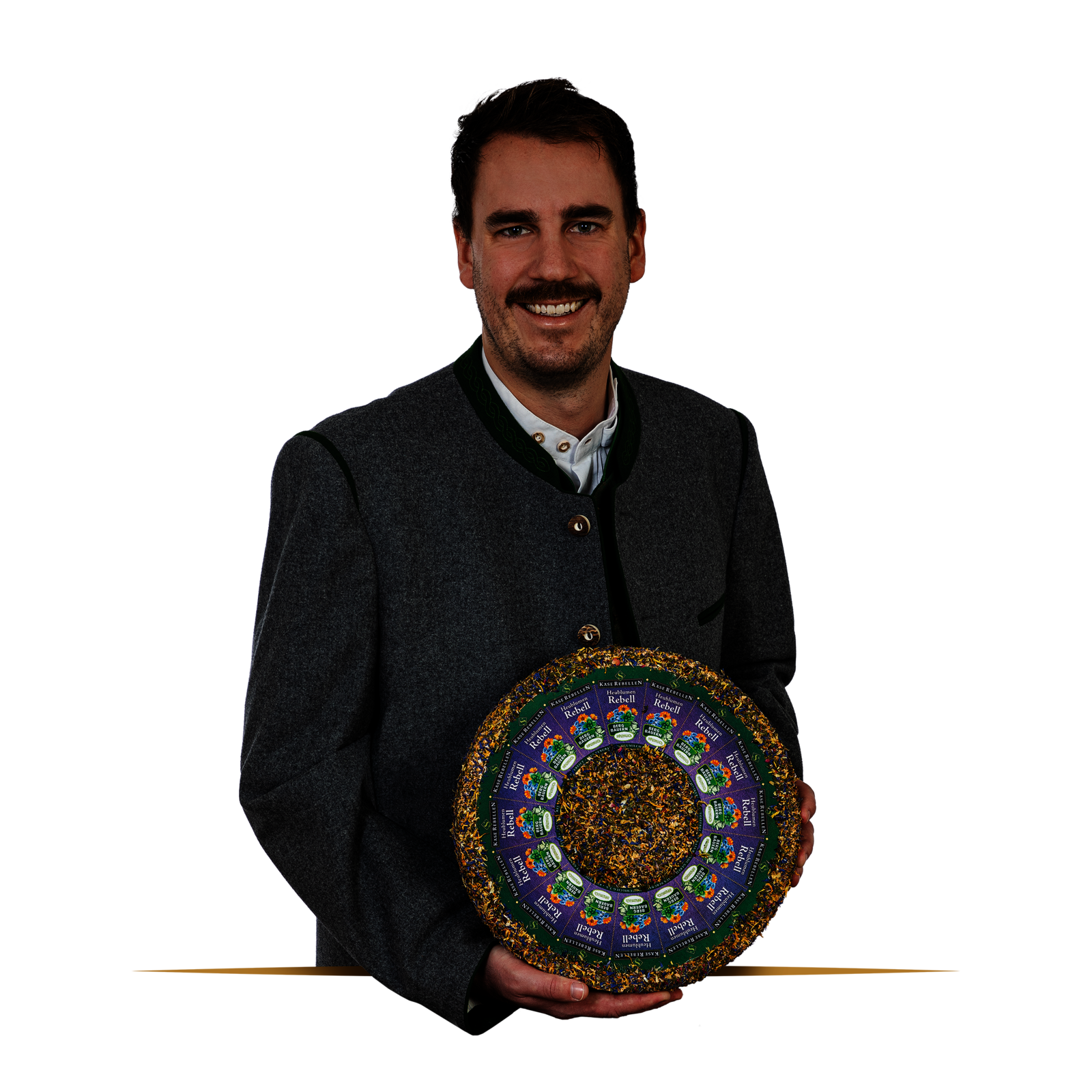 Lachender Mensch in Tracht mit einem Laib Käse in der Hand.