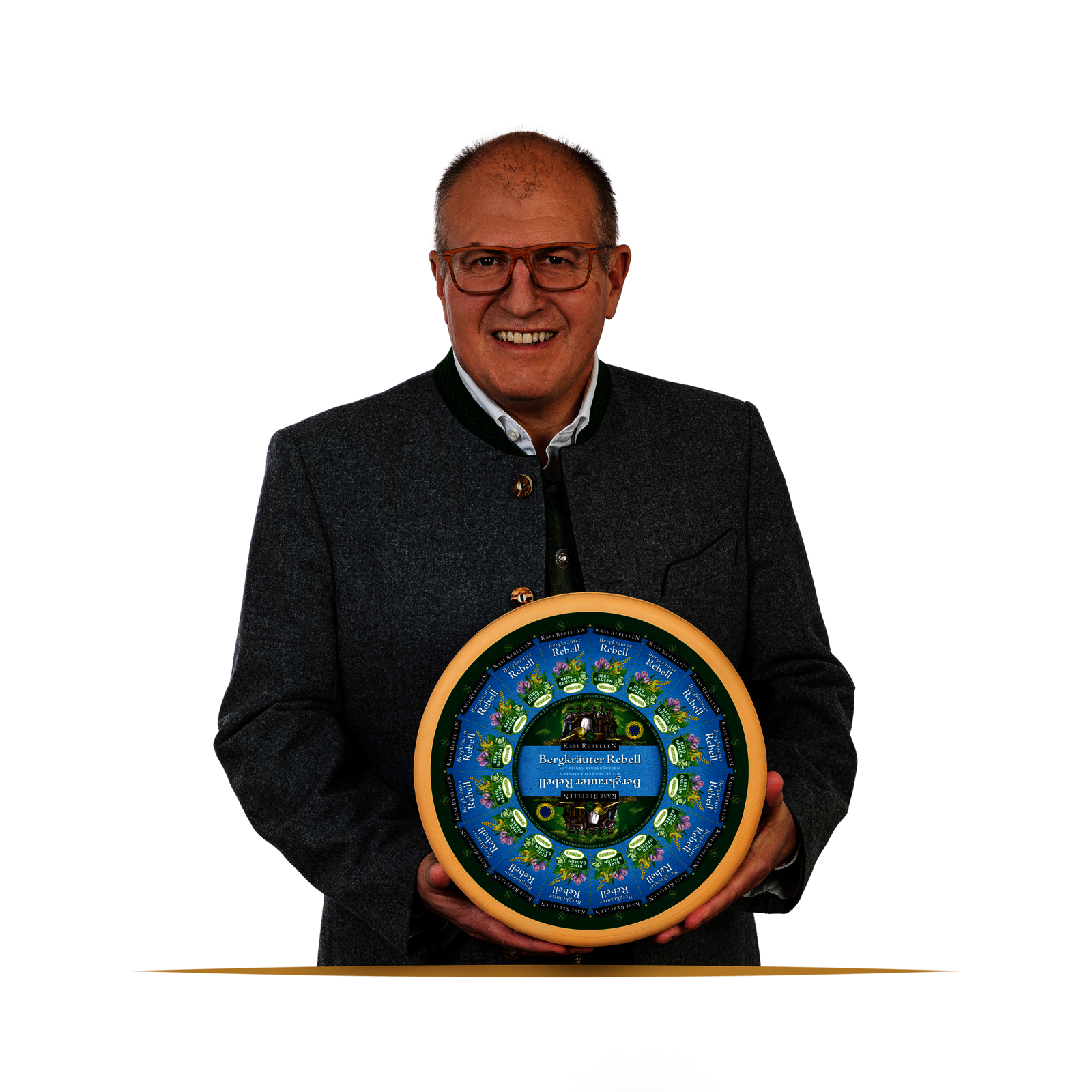 Lachender Mensch in Tracht mit einem Laib Käse in der Hand.