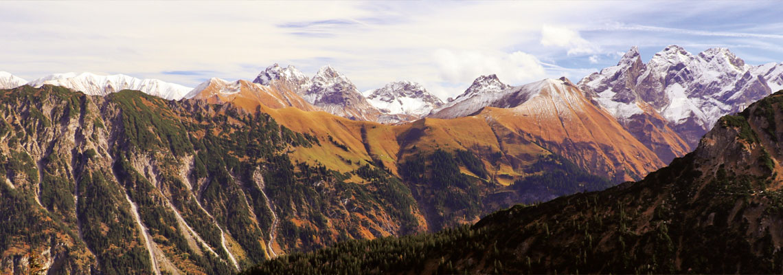 wunderschöne Bergkette mit strahlendem Himmel