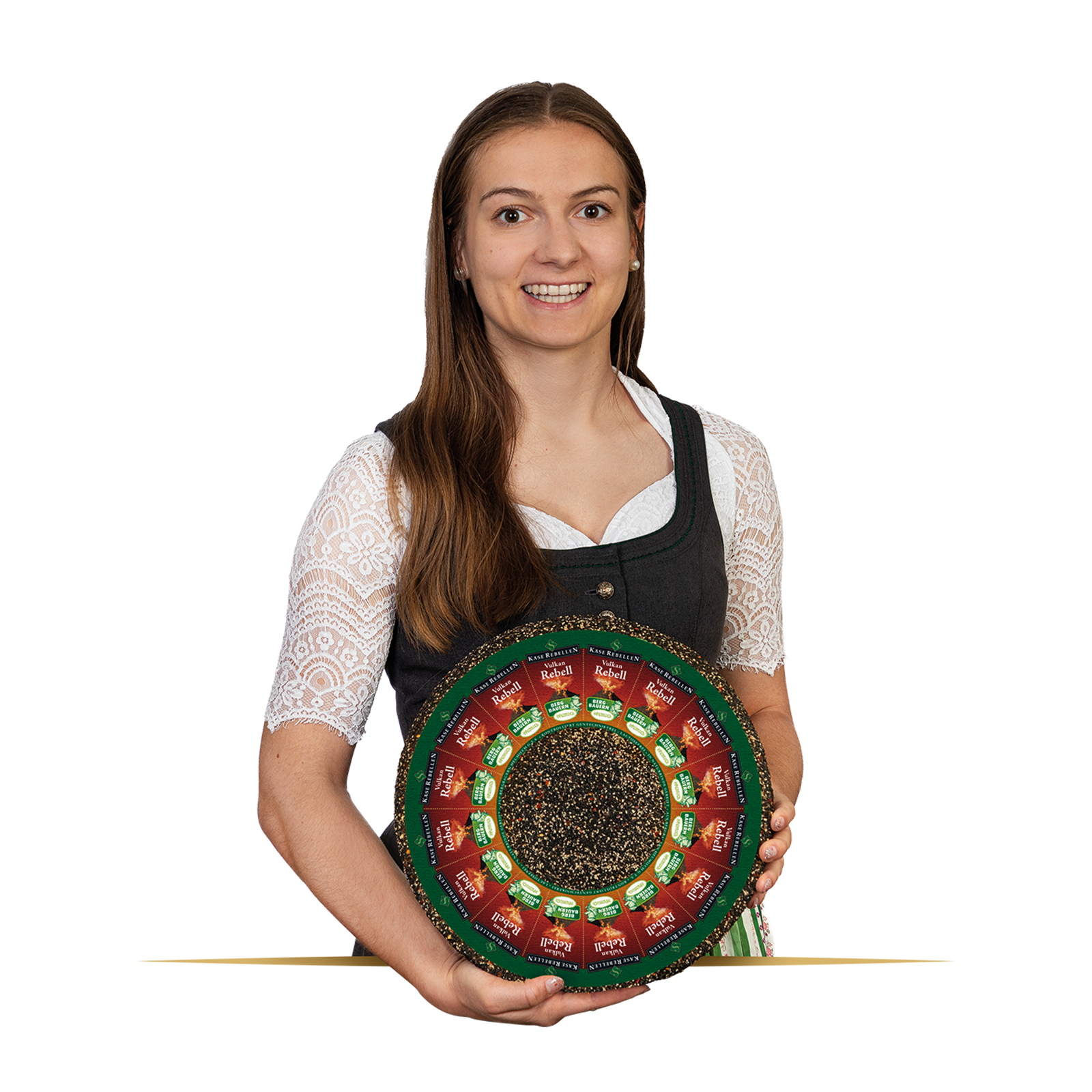 Lachende Frau in Dirndl mit einem Laib Käse in der Hand.