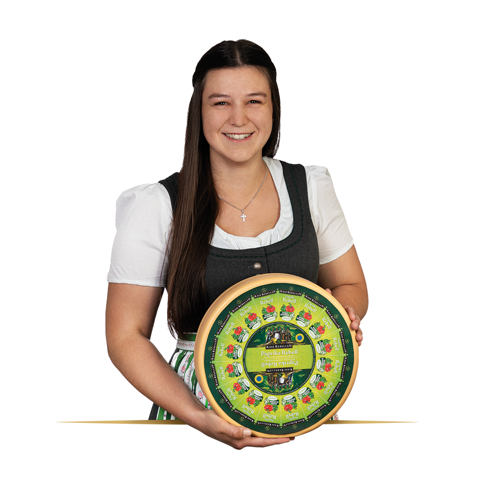 Lachende Frau in Dirndl mit einem Laib Käse in der Hand.