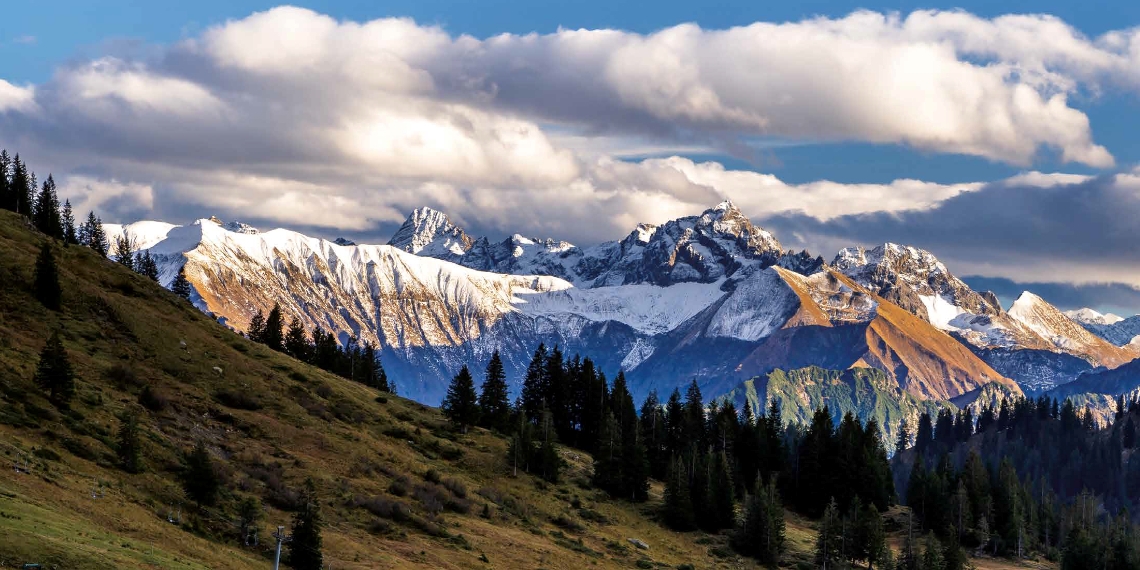 Schöne Berglandschaft mit blauem Himmel und Wolken