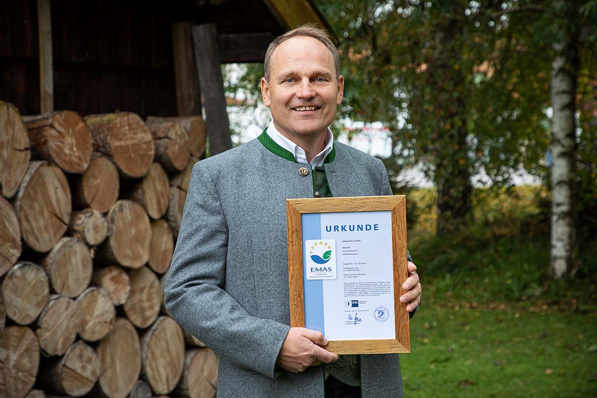 Käserebellen bekommen EMAS Zertifiziertung. Andreas Geisler mit Zertifizierung.