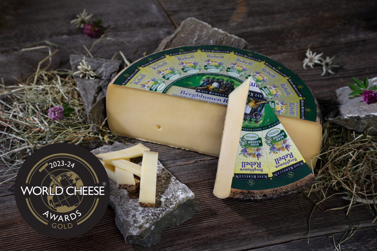 Aufgeschnittener Hartkäse angeschnitten. World Cheese Award.