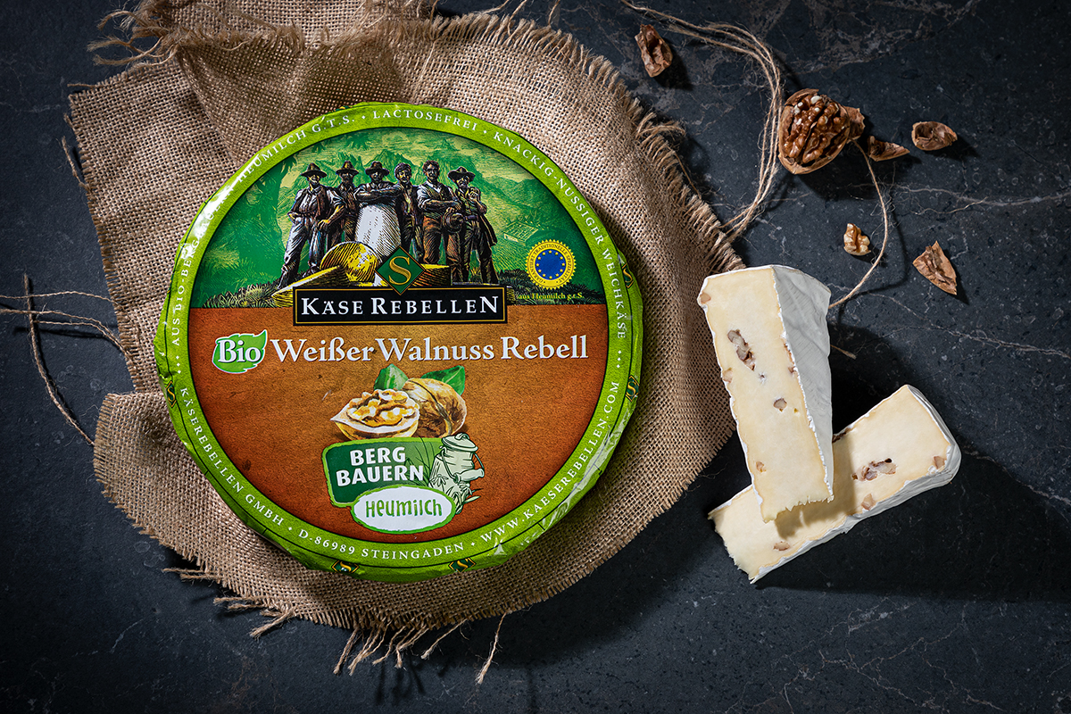 Cremiger Weichkäse mit Walnussstückchen.