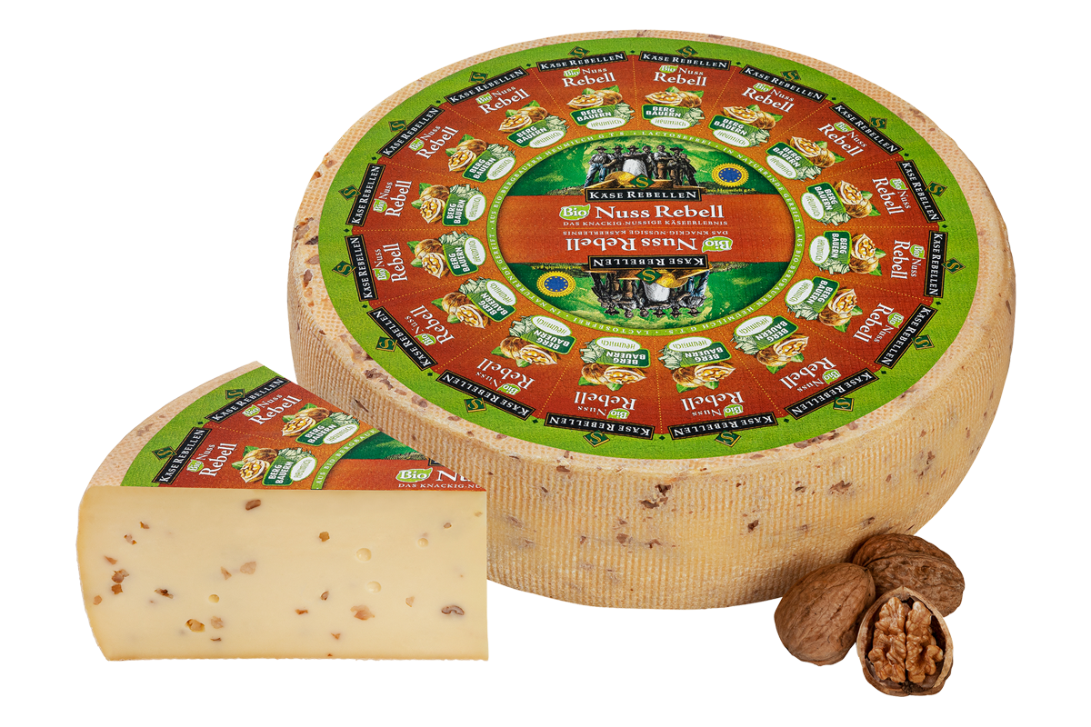Cremiger Bio Schnittkäse mit Nüssen im Käseteig