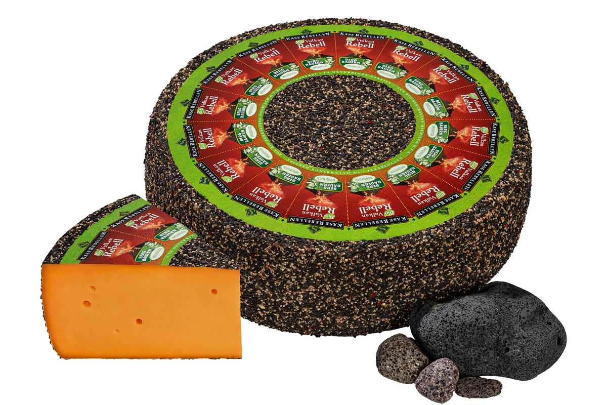 Bio Vulkan Schnittkäse verfeinert mit Karottensaft und umhüllt mit Schwarzkümmel, Pfeffer und Chili