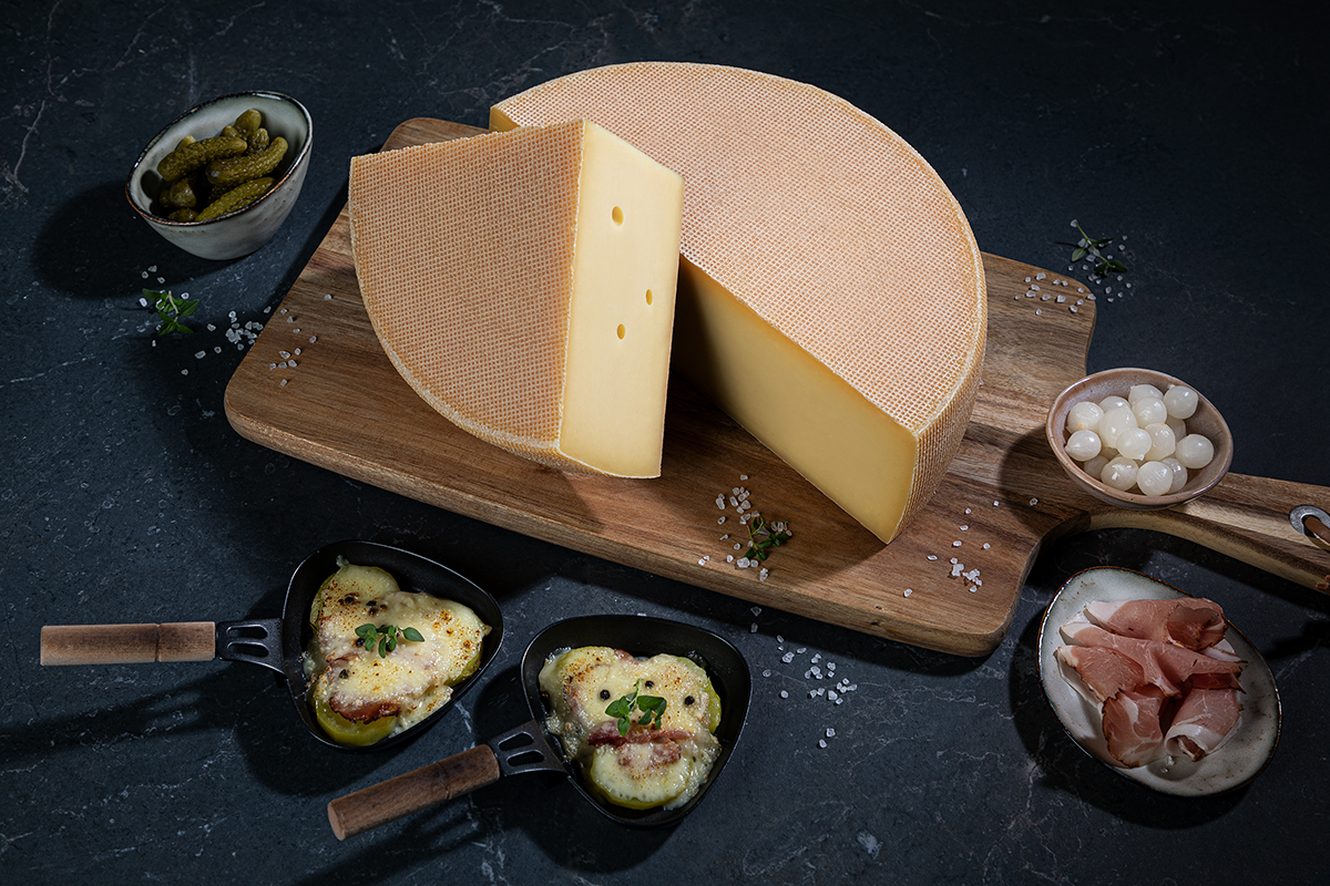cremiger Raclettekäse auf urigem Holzbrett