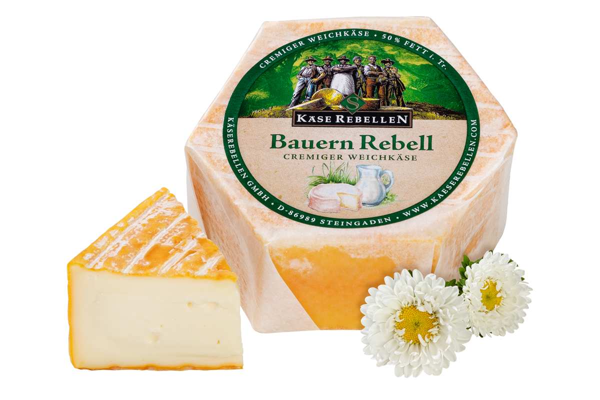 cremiger Bauernkäse mit Blumen verziert